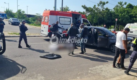 Veja o vídeo: Carro colide com micro-ônibus e homem de 26 anos morre na hora em grave acidente no bairro Novo Aleixo
