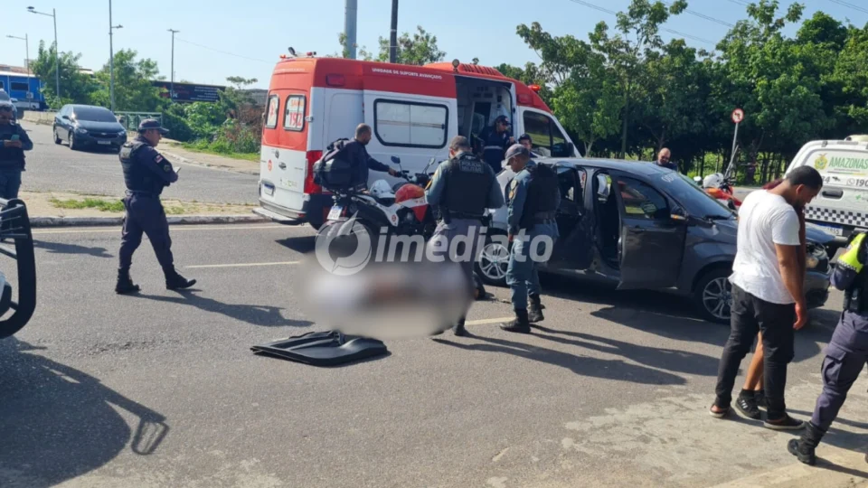 Veja o vídeo: Carro colide com micro-ônibus e homem de 26 anos morre na hora em grave acidente no bairro Novo Aleixo