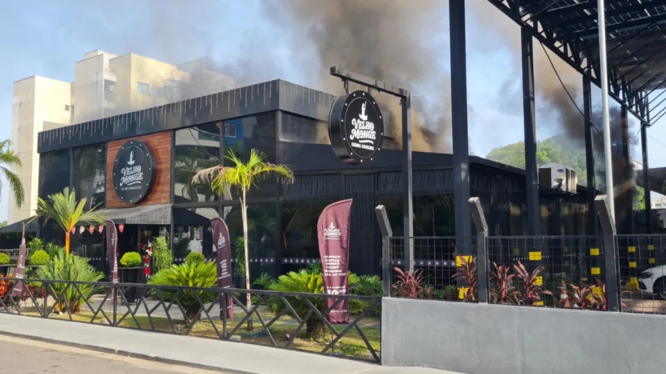 Veja o vídeo: Incêndio de grandes proporções destrói restaurante Velho Monge no Parque 10 em Manaus