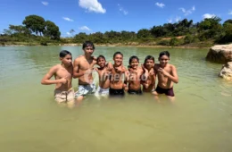 Comunidade do Parque Solimões celebra 4 anos com alegria e banho em lagoa no bairro Tarumã