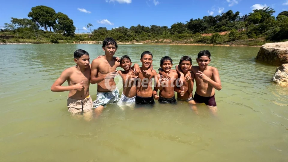Comunidade do Parque Solimões celebra 4 anos com alegria e banho em lagoa no bairro Tarumã