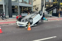 Veja o vídeo: Motorista cochila ao volante e causa capotamento na Av. Djalma Batista; Entre as vítimas, uma criança de 5 anos