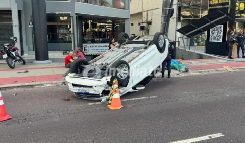 Veja o vídeo: Motorista cochila ao volante e causa capotamento na Av. Djalma Batista; Entre as vítimas, uma criança de 5 anos