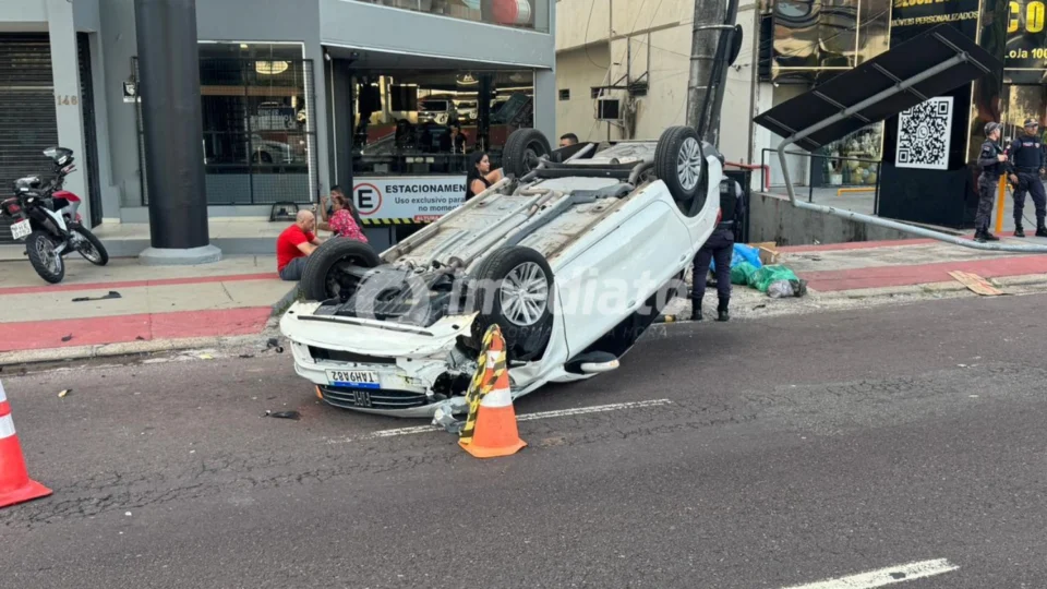 Veja o vídeo: Motorista cochila ao volante e causa capotamento na Av. Djalma Batista; Entre as vítimas, uma criança de 5 anos
