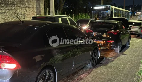 Veja o vídeo: Engavetamento deixa trânsito lento e um ferido na Rua Rio Branco na zona norte