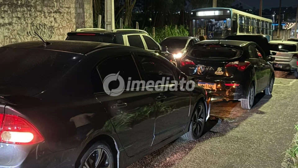 Veja o vídeo: Engavetamento deixa trânsito lento e um ferido na Rua Rio Branco na zona norte
