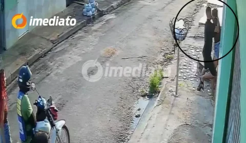VÍDEO: Mulher é agredida a pauladas pelo ex-companheiro em frente de casa, no Pará