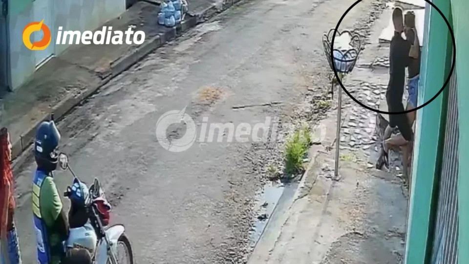 VÍDEO: Mulher é agredida a pauladas pelo ex-companheiro em frente de casa, no Pará