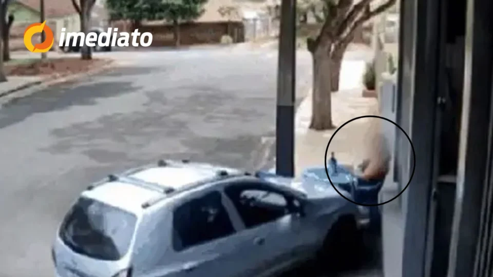 VÍDEO: Homem invade calçada e atropela a própria esposa que estava sentada em frente a um bar