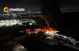 VÍDEO: Incêndio de grandes proporções atinge empresa de reciclagem na noite deste sábado, na Avenida Autaz Mirim