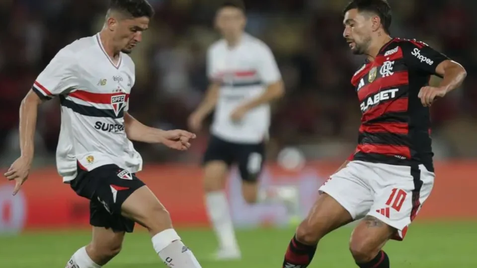 Flamengo enfrenta São Paulo na Vila Belmiro em busca da liderança do Brasileirão nesta quarta-feira