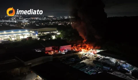 VÍDEO: Incêndio de grandes proporções atinge empresa de reciclagem na noite deste sábado, na Avenida Autaz Mirim