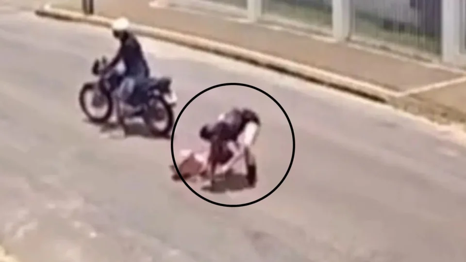 VÍDEO: Menina pula de motocicleta em movimento para escapar de criminoso