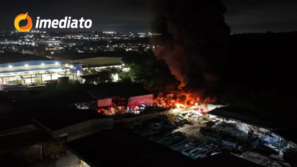 VÍDEO: Incêndio de grandes proporções atinge empresa de reciclagem na noite deste sábado, na Avenida Autaz Mirim