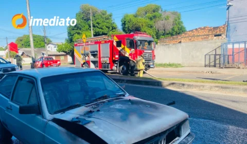 Carro pega fogo na Avenida Sebastião Diniz e Bombeiros controlam as chamas em Boa Vista