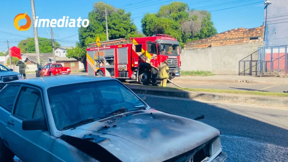 Carro pega fogo na Avenida Sebastião Diniz e Bombeiros controlam as chamas em Boa Vista