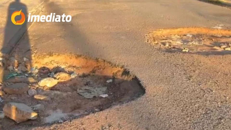 Moradores reclamam dos perigos causados por buracos na Rua Armando Nogueira, em Boa Vista