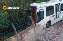 VÍDEO: Ônibus colide com muro e provoca momentos de pânico entre passageiros na Estrada do Puraquequara