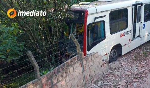 VÍDEO: Ônibus colide com muro e provoca momentos de pânico entre passageiros na Estrada do Puraquequara