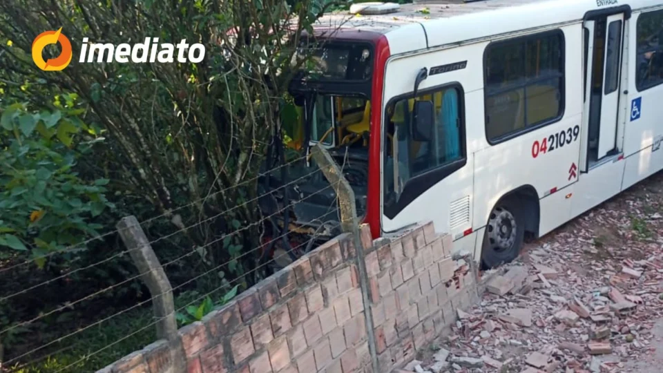 VÍDEO: Ônibus colide com muro e provoca momentos de pânico entre passageiros na Estrada do Puraquequara