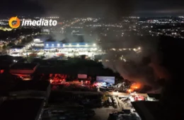VÍDEOS: Veja imagens do incêndio que atingiu a Fábrica de reciclagem ‘OTX Recicle’ em Manaus