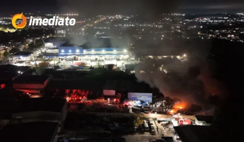 VÍDEO: Incêndio de grandes proporções atinge residência no bairro Grande Vitória durante forte chuva em Manaus