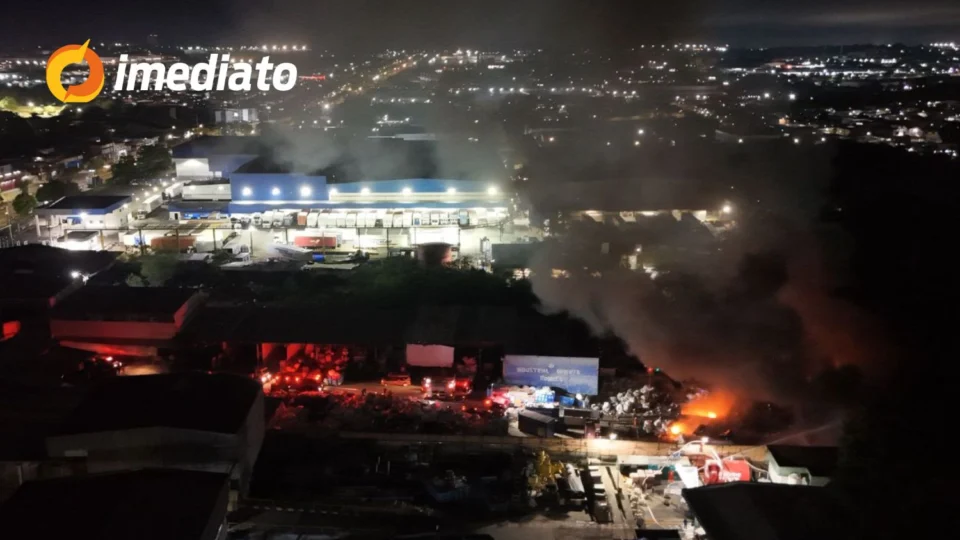 VÍDEO: Incêndio de grandes proporções atinge residência no bairro Grande Vitória durante forte chuva em Manaus