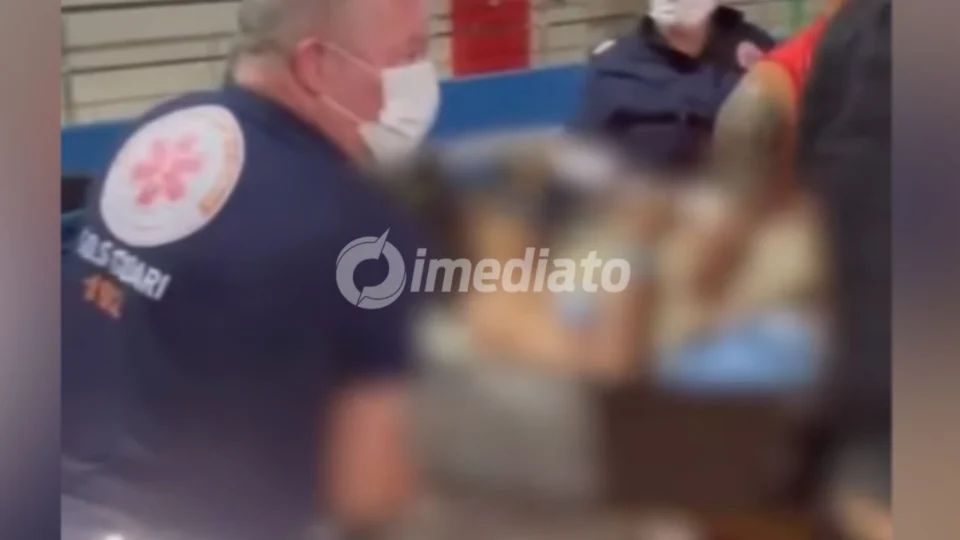 VÍDEO: Mulher tem bebê dentro de embarcação com auxílio de policiais e bombeiros no Amazonas
