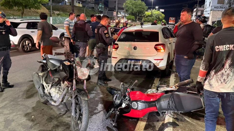 Motociclista fica ferido após colisão entre carro e moto na Avenida Constantino Nery