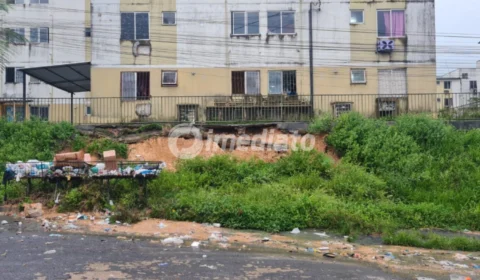 Moradores temem desabamento de barranco que ameaça estrutura de prédio no Conjunto Viver Melhor 2