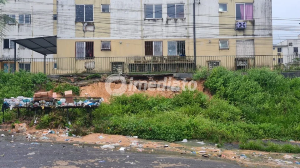 Moradores temem desabamento de barranco que ameaça estrutura de prédio no Conjunto Viver Melhor 2