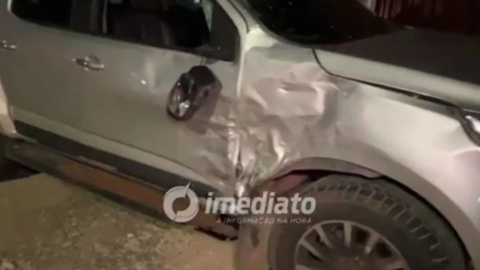 Acidente entre motocicleta e caminhonete deixa dois feridos na Avenida Mauro Campello, em Boa Vista
