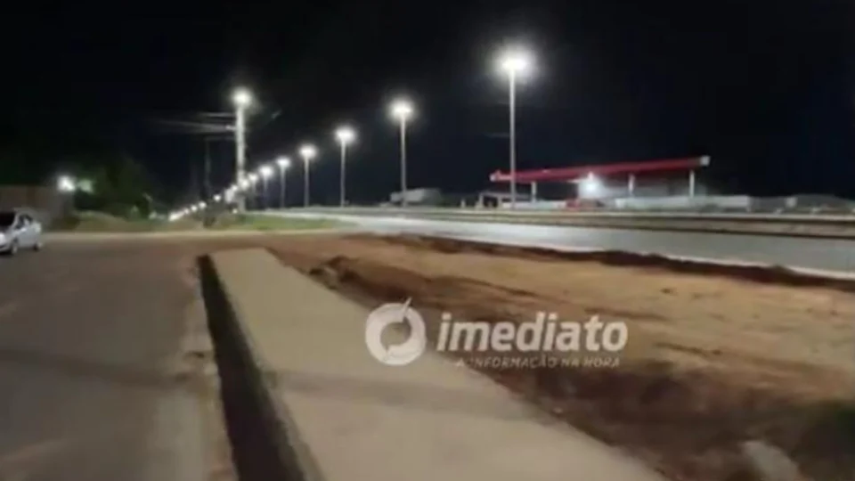 Iluminação é restabelecida na Avenida Brasil e moradores celebram fim de anos de escuridão em Boa Vista