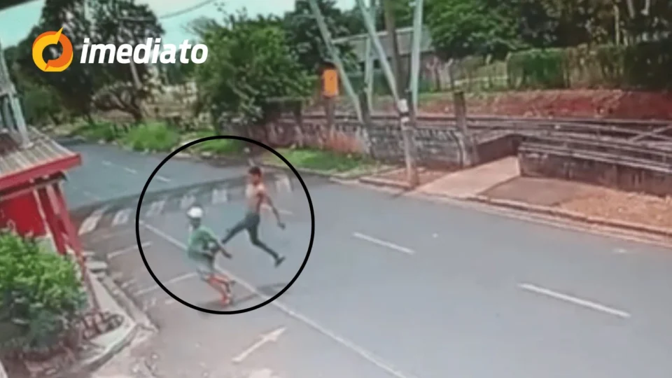 VÍDEO: Idoso é atacado com voadora no meio da rua e tem celular roubado por bandido