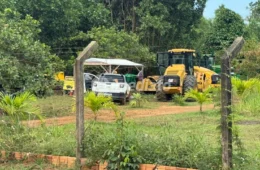 Moradores de Iranduba sofrem com lama e máquinas paradas dois anos após aprovação de asfaltamento
