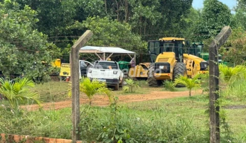 Moradores de Iranduba sofrem com lama e máquinas paradas dois anos após aprovação de asfaltamento