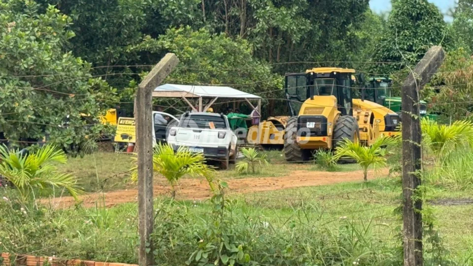 Moradores de Iranduba sofrem com lama e máquinas paradas dois anos após aprovação de asfaltamento