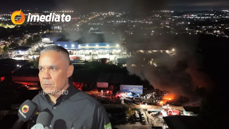‘Rápida ação dos bombeiros garantiu o controle das chamas’, diz Coronel Vinícius Almeida sobre incêndio em empresa de reciclagem