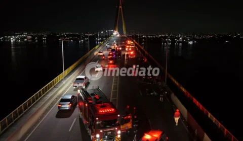 Seis pessoas ficam gravemente feridas após motociclistas colidirem com carro quebrado na Ponte Rio Negro