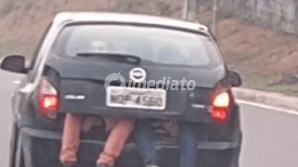 VÍDEO: Homens são flagrados sendo transportados no porta-malas de carro na Avenida do Turismo, em Manaus