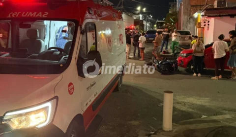 Motociclista fica ferido após colisão com carro em cruzamento de avenida no bairro Novo Aleixo
