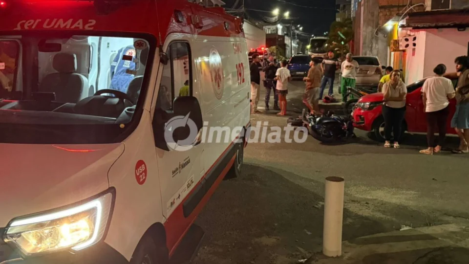 Motociclista fica ferido após colisão com carro em cruzamento de avenida no bairro Novo Aleixo
