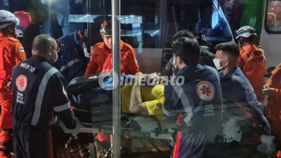 Grave colisão entre micro-ônibus e ônibus deixa trabalhadores feridos na Avenida Rodrigo Otávio, em Manaus