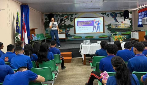 Procuradoria da Mulher da ALEAM promove palestra sobre violência e relacionamentos abusivos em escola de Parintins