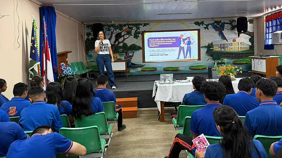 Procuradoria da Mulher da ALEAM promove palestra sobre violência e relacionamentos abusivos em escola de Parintins