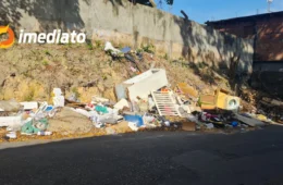 Moradores denunciam acúmulo de lixo há anos na Rua Thomas de Amaral, em Petrópolis