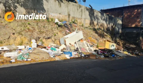Moradores denunciam acúmulo de lixo há anos na Rua Thomas de Amaral, em Petrópolis