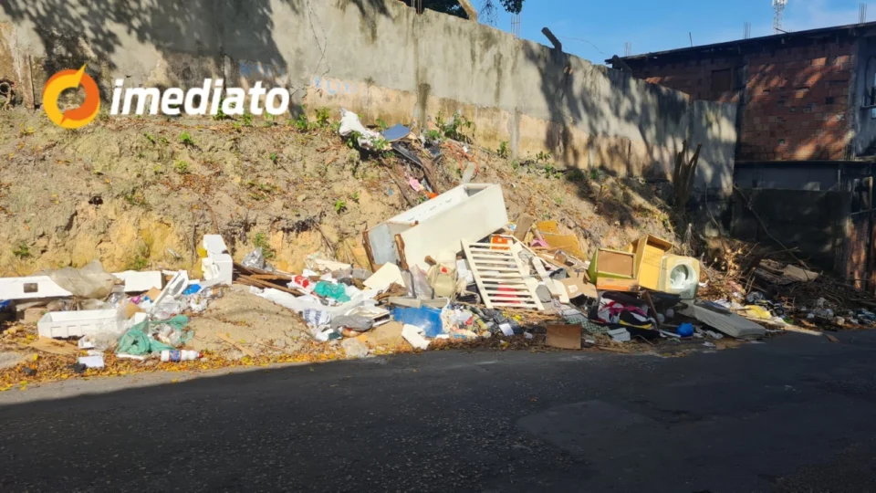 Moradores denunciam acúmulo de lixo há anos na Rua Thomas de Amaral, em Petrópolis