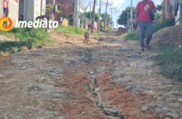 Moradores da comunidade Buritis, cobram asfaltamento de ruas após promessas não cumpridas da Prefeitura de Manaus