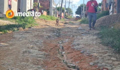 Moradores da comunidade Buritis, cobram asfaltamento de ruas após promessas não cumpridas da Prefeitura de Manaus
